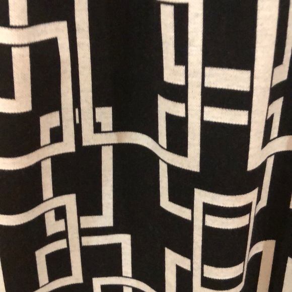 Black and White Short Sleeve Dress - Picture 7 of 8